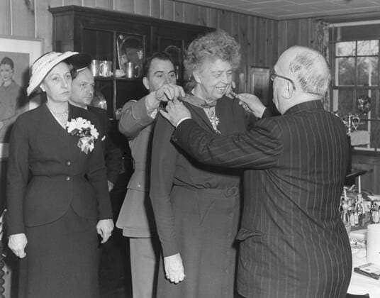 BerÃ¼hmte Feministinnen, Eleanor Roosevelt French President Auriol presenting Eleanor Roosevelt with a medal. He was visiting the former First Lady at the Roosevelt estate at Hyde Park, April 4, 1951. - (BSLOC_2014_15_112) For usage credit please use; PUBLICATIONXNOTxINxCANxCHNxFRAxITAxJPNxNORxPOLxRUSxESPxUKxUSA Copyright: xCourtesyxEverettxCollectionx HISL038 EC661