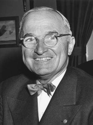 Harry Truman starting his 6th year as U.S. President with a smile. Photo taken at Truman s White House office on April 12, 1950. - (BSLOC_2014_15_12) For usage credit please use; PUBLICATIONXNOTxINxCANxCHNxFRAxITAxJPNxNORxPOLxRUSxESPxUKxUSA Copyright: xCourtesyxEverettxCollectionx HISL038 EC669