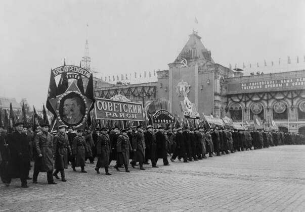 Celebration of the 31st anniversary of the Great October Socialist Revolution in Moscow. 1948. - (BSLOC_2014_15_250) For usage credit please use; PUBLICATIONXNOTxINxCANxCHNxFRAxITAxJPNxNORxPOLxRUSxESPxUKxUSA Copyright: xCourtesyxEverettxCollectionx HISL038 EC812