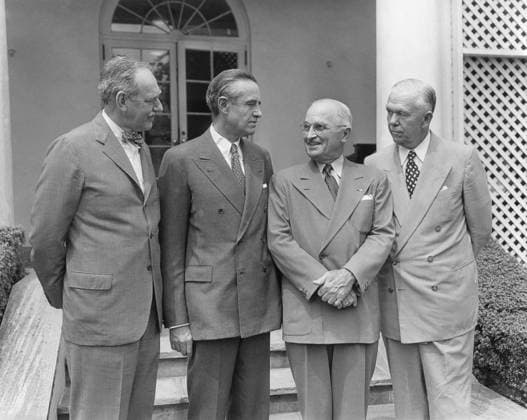 President Harry Truman with the men who guided U.S. policy through the first years of the Cold War. July 13, 1951. L-R: Dean Acheson, George Marshall, Averell Harriman, President Truman. - (BSLOC_2014_15_47) For usage credit please use; PUBLICATIONXNOTxINxCANxCHNxFRAxITAxJPNxNORxPOLxRUSxESPxUKxUSA Copyright: xCourtesyxEverettxCollectionx HISL038 EC845