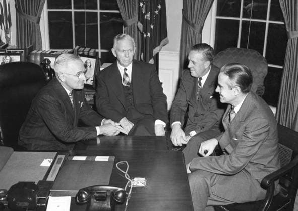 Truman confers with advisors regarding Marshall Plan, Nov. 29, 1948. L-R: Harry Truman, Sec. of State George Marshall, Paul Hoffmann, and Averell Harriman. Paul Hoffmann was director of the Economic Cooperation Administration, which administered the Marsh For usage credit please use; PUBLICATIONXNOTxINxCANxCHNxFRAxITAxJPNxNORxPOLxRUSxESPxUKxUSA Copyright: xCourtesyxEverettxCollectionx HISL038 EC869