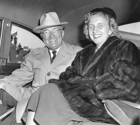 President Harry Truman and daughter Margaret returning from a trip to Key West, Florida. April 4, 1950. - (BSLOC_2014_15_96) For usage credit please use; PUBLICATIONXNOTxINxCANxCHNxFRAxITAxJPNxNORxPOLxRUSxESPxUKxUSA Copyright: xCourtesyxEverettxCollectionx HISL038 EC899