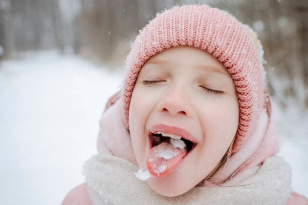 Portrait of girl with eyes closed tasting snow model released Symbolfoto  EYAF00840