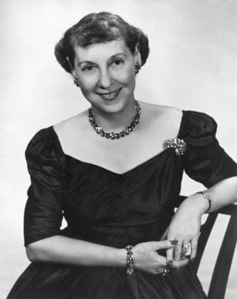 First Lady Mamie Eisenhower, 1953. - (BSLOC_2014_16_90) For usage credit please use; PUBLICATIONXNOTxINxCANxCHNxFRAxITAxJPNxNORxPOLxRUSxESPxUKxUSA Copyright: xCourtesyxEverettxCollectionx HISL039 EC144