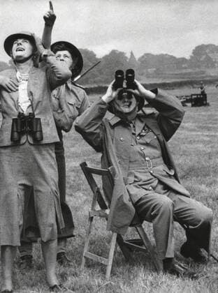 GroÃŸangriff der deutschen Luftwaffe gegen die britischen Inseln, 80. Jahrestag am 13. August Prime Minister and Mrs. Churchill watching a fighter intercept a German buzz bomb overhead. With them is their daughter, Subaltern Mary Churchill, an officer at the mixed battery in Southern England to defend against the Flying Bomb . Churchill is wear For usage credit please use; PUBLICATIONXNOTxINxCANxCHNxFRAxITAxJPNxNORxPOLxRUSxESPxUKxUSA Copyright: xCourtesyxEverettxCollectionx HISL039 EC301