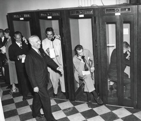President Harry Truman walks past reporters in the telephone booths the Old State Department Building. They are reporting back to their headquarters after Truman s press conference, April 27, 1950. It was the first conference to require newsmen to remain For usage credit please use; PUBLICATIONXNOTxINxCANxCHNxFRAxITAxJPNxNORxPOLxRUSxESPxUKxUSA Copyright: xCourtesyxEverettxCollectionx HISL039 EC996