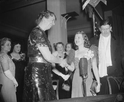 BerÃ¼hmte Feministinnen, Eleanor Roosevelt Eleanor Roosevelt greets actress Janet Gaynor at the President s Birthday Ball, January 29, 1938. Wardman Park Hotel, Washington, D.C. The Annual Roosevelt Birthday Ball was a fundraiser for the March of Dimes fight against polio. (BSLOC_2015_2_250) For usage credit please use; PUBLICATIONXNOTxINxCANxCHNxFRAxITAxJPNxNORxPOLxRUSxESPxUKxUSA Copyright: xCourtesyxEverettxCollectionx HISL040 EC011