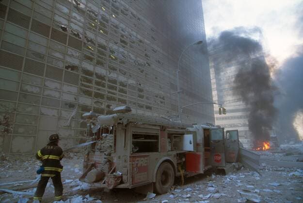 IMAGO History, AnschlÃ¤ge vom 11. September aus New York und Washington D.C 20 Jahre AnschlÃ¤ge vom 11. September: World Trade Center NYC fireman pulling water hose from fire truck after the 9-11 terrorist attack on World Trade Center. View is toward West Broadway and a burning car. (BSLOC_2015_2_54) For usage credit please use; PUBLICATIONXNOTxINxCANxCHNxFRAxITAxJPNxNORxPOLxRUSxESPxUKxUSA Copyright: xCourtesyxEverettxCollectionx HISL040 EC060