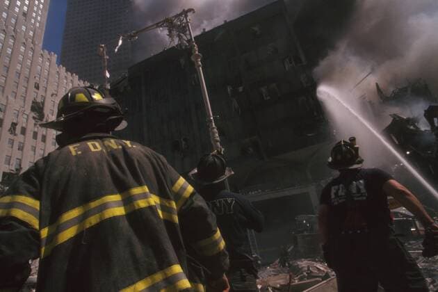 IMAGO History, AnschlÃ¤ge vom 11. September aus New York und Washington D.C 20 Jahre AnschlÃ¤ge vom 11. September: World Trade Center Fire fighter at World Trade Center site following September 11th terrorist attack. The stream water is to the still standing WTC 6. At left is the New York Telephone Company Building, damaged but repairable. (BSLOC_2015_2_56) For usage credit please use; PUBLICATIONXNOTxINxCANxCHNxFRAxITAxJPNxNORxPOLxRUSxESPxUKxUSA Copyright: xCourtesyxEverettxCollectionx HISL040 EC062