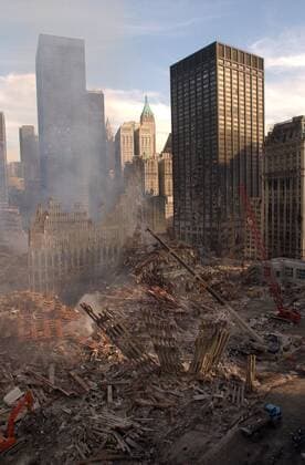 IMAGO History, AnschlÃ¤ge vom 11. September aus New York und Washington D.C 20 Jahre AnschlÃ¤ge vom 11. September: World Trade Center View of Ground Zero from the northwest after the 9-11 terrorist attacks. In the left foreground are the ruins of the North Tower, and in the center, those of the South Tower. More than a million tons of rubble remained at the World Trade Center. Sept. 17, For usage credit please use; PUBLICATIONXNOTxINxCANxCHNxFRAxITAxJPNxNORxPOLxRUSxESPxUKxUSA Copyright: xCourtesyxEverettxCollectionx HISL040 EC104