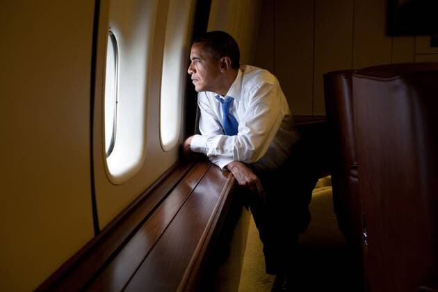 President Barack Obama looks out at the Australian landscape from Air Force One, Nov. 17, 2011. He was flying from Canberra to Darwin, Australia (BSLOC_2015_13_138) For usage credit please use; The White House PUBLICATIONXNOTxINxCANxCHNxFRAxITAxJPNxNORxPOLxRUSxESPxUKxUSA Copyright: xCourtesyxEverettxCollectionx HISL040 EC150