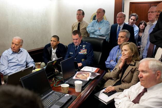 Ikonische Bilder der Zeitgeschichte Operation Neptune s Spear, the mission against Osama bin Laden, May 1, 2011. President Obama, VP Biden and the national security team receive an update in the Situation Room. Seated, L-R: VP Joe Biden; The President; Brig. Gen. Marshall Webb, USAF, Join For usage credit please use; The White House PUBLICATIONXNOTxINxCANxCHNxFRAxITAxJPNxNORxPOLxRUSxESPxUKxUSA Copyright: xCourtesyxEverettxCollectionx HISL040 EC290