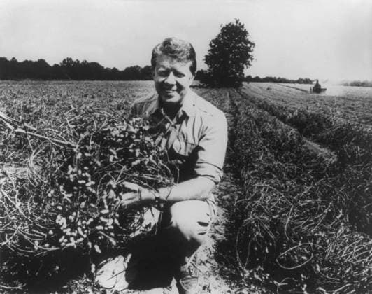 Former Georgia Governor and future President Jimmy Carter on his peanut farm in 1976. He inherited the farm from his father in 1953, and made it a successful prosperous business. (BSLOC_2015_14_67) For usage credit please use; PUBLICATIONXNOTxINxCANxCHNxFRAxITAxJPNxNORxPOLxRUSxESPxUKxUSA Copyright: xCourtesyxEverettxCollectionx HISL040 EC590