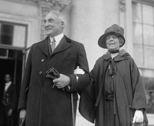 President Warren Harding and First Lady Florence Kling Harding. March 5, 1923. Her black neckband was adopted by fashionable young women and called a flossie cling , a double-entendre: the neckbands were shiny and clung to the neck, as well as it being a For usage credit please use; PUBLICATIONXNOTxINxCANxCHNxFRAxITAxJPNxNORxPOLxRUSxESPxUKxUSA Copyright: xCourtesyxEverettxCollectionx HISL040 EC807