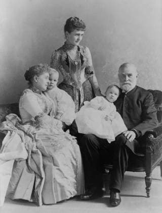 Four generations of the Benjamin Harrison family in the White House, c. 1889. L-R: First Lady Caroline Harrison holding Baby McKee (Benj. Harrison McKee), daughter Mary Harrison McKee, and Rev. Dr. Scott holding Mary McKee. During the Harrison administrat Courtesy Everett Collection PUBLICATIONXNOTxINxCANxCHNxFRAxITAxJPNxNORxPOLxRUSxESPxUKxUSA Copyright: xCourtesyxEverettxCollectionx HISL043 EC849