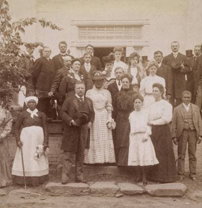 USWahl2024, die groÃŸen PrÃ¤sidenten, Theodore Roosevelt President Theodore, Edith Roosevelt, and Anna Bammy Roosevelt Cowles, in Roswell, Georgia, 1905. At the home of the Presidents mother, Martha Bulloch Roosevelt was a Southerner. She lived in NYC with her northern husband during the Civil War in which her Courtesy Everett Collection PUBLICATIONXNOTxINxCANxCHNxFRAxITAxJPNxNORxPOLxRUSxESPxUKxUSA Copyright: xCourtesyxEverettxCollectionx HISL043 EC867