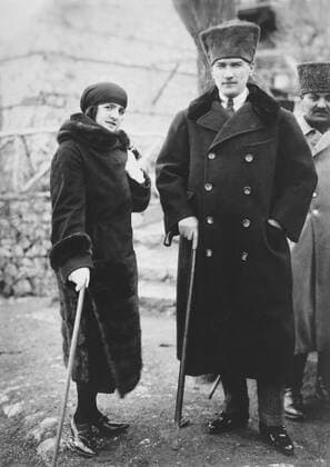 Kemal Ataturk, President of Turkey and his wife, Latife Hanouz, in 1923. She appeared publically with her husband and encouraged women to participate in public life. The couple divorced in 1925 due to incompatibility (BSLOC_2017_1_115) Courtesy Everett Collection PUBLICATIONXNOTxINxCANxCHNxFRAxITAxJPNxNORxPOLxRUSxESPxUKxUSA Copyright: xCourtesyxEverettxCollectionx HISL044 EC127