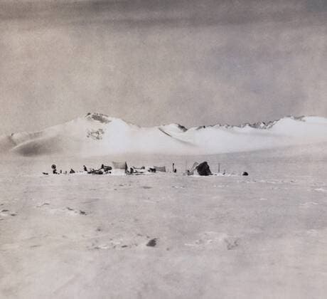 Encampment of Admiral Richard Byrds First Antarctic Expedition, 1928-1930. They stocked the most advanced radio equipment, enabling remote camps to communicate with the base camp (BSLOC_2018_2_36) For usage credit please use; PUBLICATIONXNOTxINxCANxCHNxFRAxITAxJPNxNORxPOLxRUSxESPxUKxUSA Copyright: xCourtesyxEverettxCollectionx HISL046 EC954