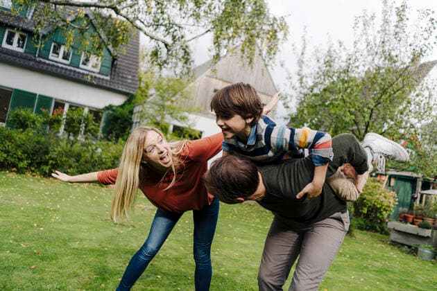 IMAGO Creative: Digitale Welt, Verzicht auf Technologie Happy family playing in garden, pretending to fly model released Symbolfoto property released  KNSF07321