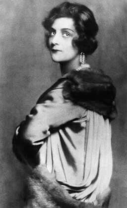 IMAGO ICONS: Coco Chanel Gabrielle Bonheur Coco Chanel, 1910. Courtesy Everett Collection PUBLICATIONXNOTxINxCANxCHNxFRAxITAxJPNxNORxPOLxRUSxESPxUKxUSA Copyright: xCourtesyxEverettxCollectionx PBDCOCH EC002