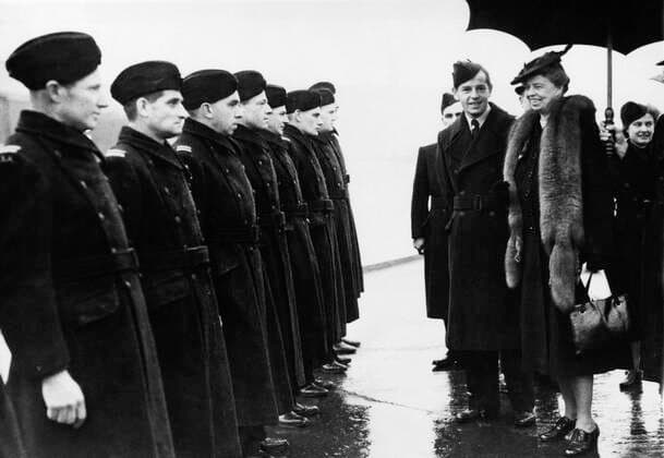 BerÃ¼hmte Feministinnen, Eleanor Roosevelt World War II. First Lady Eleanor Roosevelt reviews British and American ferry pilots at an Air Transport Auxiliary airfield, Great Britain, 1943. Courtesy Everett Collection PUBLICATIONXNOTxINxCANxCHNxFRAxITAxJPNxNORxPOLxRUSxESPxUKxUSA Copyright: xCourtesyxEverettxCollectionx PBDELRO EC008