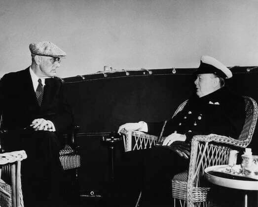 World War II. US President Franklin Delano Roosevelt talks with British Prime Minister Winston Churchill enroute to Yalta Conference, 1945. Courtesy Everett Collection PUBLICATIONXNOTxINxCANxCHNxFRAxITAxJPNxNORxPOLxRUSxESPxUKxUSA Copyright: xCourtesyxEverettxCollectionx PBDFRRO EC017
