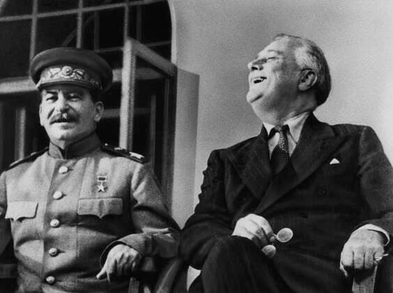 World War II. Soviet Premier Josef Stalin and US President Franklin Delano Roosevelt on the porch of the Russian embassy at Tehran, Iran, 1943. Courtesy Everett Collection PUBLICATIONXNOTxINxCANxCHNxFRAxITAxJPNxNORxPOLxRUSxESPxUKxUSA Copyright: xCourtesyxEverettxCollectionx PBDFRRO EC026