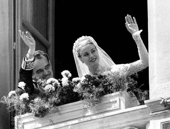 Prince Rainier, Princess Grace Kelly waving from the Monaco Royal Palace after their wedding, 1956 Courtesy Everett Collection PUBLICATIONXNOTxINxCANxCHNxFRAxITAxJPNxNORxPOLxRUSxESPxUKxUSA Copyright: xCourtesyxEverettxCollectionx PBDGRKE EC092