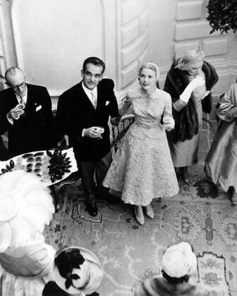 PRINCE RAINIER and PRINCESS GRACE at their wedding, 1956 Courtesy Everett Collection PUBLICATIONXNOTxINxCANxCHNxFRAxITAxJPNxNORxPOLxRUSxESPxUKxUSA Copyright: xCourtesyxEverettxCollectionx PBDGRKE EC097