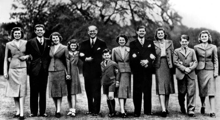 Eunice Kennedy, John F. Kennedy, Rosemary Kennedy, Jean Ann Kennedy, Joseph P. Kennedy, Edward M. Kennedy, Rose Kennedy, Joseph P.Kennedy Jr, Patricia Kennedy, Robert F.Kennedy, Kathleen Kennedy, 1930s Courtesy Everett Collection PUBLICATIONXNOTxINxCANxCHNxFRAxITAxJPNxNORxPOLxRUSxESPxUKxUSA Copyright: xCourtesyxEverettxCollectionx PBDJOKE EC038