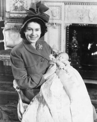 British Royal Family. Princess (and future Queen) Elizabeth of England and future Prince of Wales Prince Charles, after his christening, Buckingham Palace, London, England, 1948. Courtesy Everett Collection PUBLICATIONXNOTxINxCANxCHNxFRAxITAxJPNxNORxPOLxRUSxESPxUKxUSA Copyright: xCourtesyxEverettxCollectionx PBDQUEL EC043
