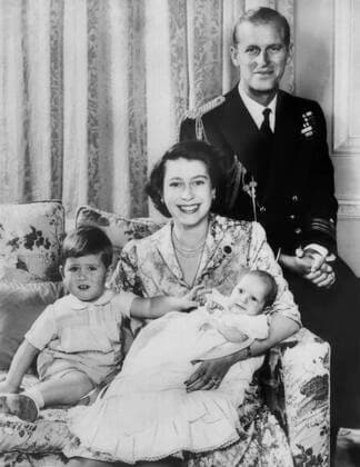 British Royal Family. From left: future Prince of Wales Prince Charles, future Queen of England Princess Elizabeth, future Princess Royal of England Princess Anne, Prince Philip, Duke of Edinburgh, London, England, 1951. Courtesy Everett Collection PUBLICATIONXNOTxINxCANxCHNxFRAxITAxJPNxNORxPOLxRUSxESPxUKxUSA Copyright: xCourtesyxEverettxCollectionx PBDQUEL EC048