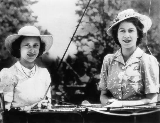 British Royal Family. Future Countess of Snowdon Princess Margaret and Future Queen of England Princess Elizabeth at the Windsor Royal Horse Show, May 27, 1944. Courtesy Everett Collection PUBLICATIONXNOTxINxCANxCHNxFRAxITAxJPNxNORxPOLxRUSxESPxUKxUSA Copyright: xCourtesyxEverettxCollectionx PBDQUEL EC068
