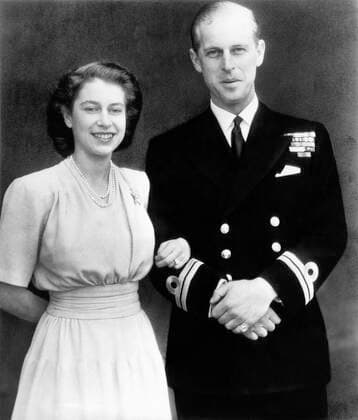 British Royalty. Future Queen of England Princess Elizabeth and Lieutenant Philip Mountbatten (future Duke of Edinburgh Prince Philip), offical engagement photo, 1947. Courtesy Everett Collection PUBLICATIONXNOTxINxCANxCHNxFRAxITAxJPNxNORxPOLxRUSxESPxUKxUSA Copyright: xCourtesyxEverettxCollectionx PBDQUEL EC069