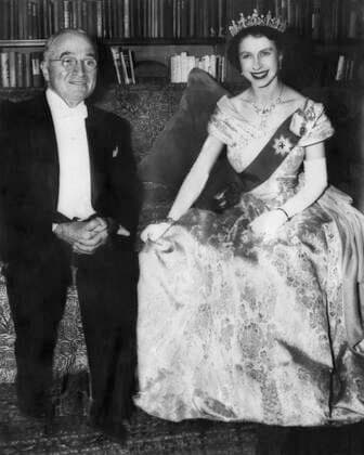 British Royalty. Future Queen of England Princess Elizabeth and US President Harry Truman, Washington, D.C., circa 1951. Courtesy Everett Collection PUBLICATIONXNOTxINxCANxCHNxFRAxITAxJPNxNORxPOLxRUSxESPxUKxUSA Copyright: xCourtesyxEverettxCollectionx PBDQUEL EC072