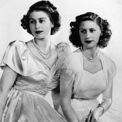 British Royal Family. Future Queen of England Princess Elizabeth and future Countess of Snowdon Princess Margaret, circa late 1940s Courtesy Everett Collection PUBLICATIONXNOTxINxCANxCHNxFRAxITAxJPNxNORxPOLxRUSxESPxUKxUSA Copyright: xCourtesyxEverettxCollectionx PBDQUEL EC084