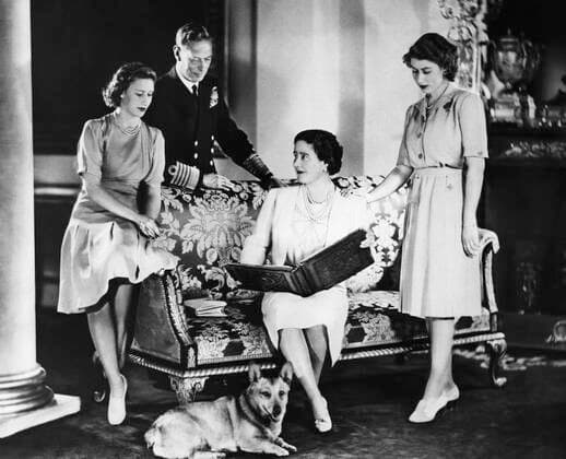British Royal Family. From left: Future Countess of Snowdon Princess Margaret, British King George VI, British Queen Elizabeth (future Queen Mother), Future British Queen Princess Elizabeth, 1946. Courtesy Everett Collection PUBLICATIONXNOTxINxCANxCHNxFRAxITAxJPNxNORxPOLxRUSxESPxUKxUSA Copyright: xCourtesyxEverettxCollectionx PBDQUEL EC096