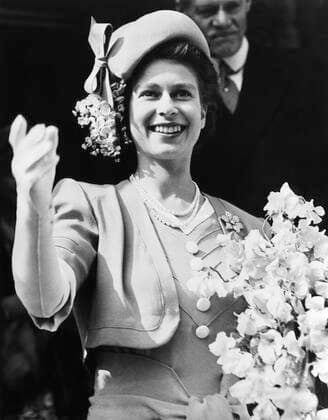 British Royalty. Future Queen of England Princess Elizabeth, Buckingham Palace, London, England, October, 1947. Courtesy Everett Collection PUBLICATIONXNOTxINxCANxCHNxFRAxITAxJPNxNORxPOLxRUSxESPxUKxUSA Copyright: xCourtesyxEverettxCollectionx PBDQUEL EC120