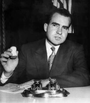 Nixon Vice Presidency. Vice President (and future US President) Richard Nixon at the rostrum in the US Senate chamber, holding a small gavel, Washington, D.C., 1953. Courtesy Everett Collection PUBLICATIONXNOTxINxCANxCHNxFRAxITAxJPNxNORxPOLxRUSxESPxUKxUSA Copyright: xCourtesyxEverettxCollectionx PBDRINI EC153