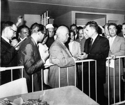 Nixon Vice Presidency. Soviet Premier Nikita Khruschev with Vice President (and future US President) Richard Nixon, during the Kitchen Debate, New York City. To Nixon s left: Future Soviet Premier Leonid Brezhnev, 1959. Courtesy Everett Collection PUBLICATIONXNOTxINxCANxCHNxFRAxITAxJPNxNORxPOLxRUSxESPxUKxUSA Copyright: xCourtesyxEverettxCollectionx PBDRINI EC168