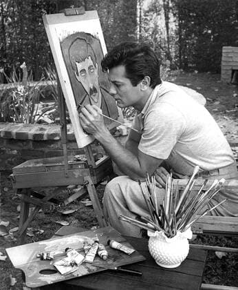 TONY CURTIS at work on one of his paintings, 1950s Courtesy Everett Collection PUBLICATIONXNOTxINxCANxCHNxFRAxITAxJPNxNORxPOLxRUSxESPxUKxUSA Copyright: xCourtesyxEverettxCollectionx PBDTOCU EC001