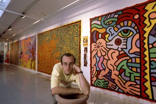 Artist Keith Haring standing in front of his paintings, c. 1985. photo by Robert Phillips courtesy Everett Collection Robert Phillips Everett Collection PUBLICATIONXNOTxINxCANxCHNxFRAxITAxJPNxNORxPOLxRUSxESPxUKxUSA Copyright: xRobertxPhillips EverettxCollectionx PSDKEHA RL001