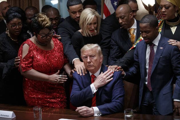 2020 Bilder des Jahres, News 02 Februar News Themen der Woche KW09 News Bilder des Tages US President Donald J. Trump, with African American community, business, and faith leaders, prays in the Cabinet Room prior to the National African American History Month Reception at the White House in Washington, DC, on Thursday, February 27, 2020.  WAX20200227221 SHAWNxTHEW