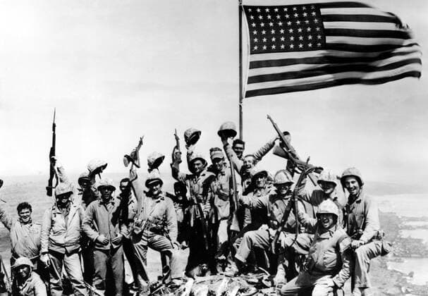 WORLD WAR II, Marines of the 28th regiment cheer after raising flag on Mt. Suribachi, Iwo Jima, 1945. Courtesy Everett Collection PUBLICATIONXNOTxINxCANxCHNxFRAxITAxJPNxNORxPOLxRUSxESPxUKxUSA Copyright: xCourtesyxEverettxCollectionx SBDWOWO EC001