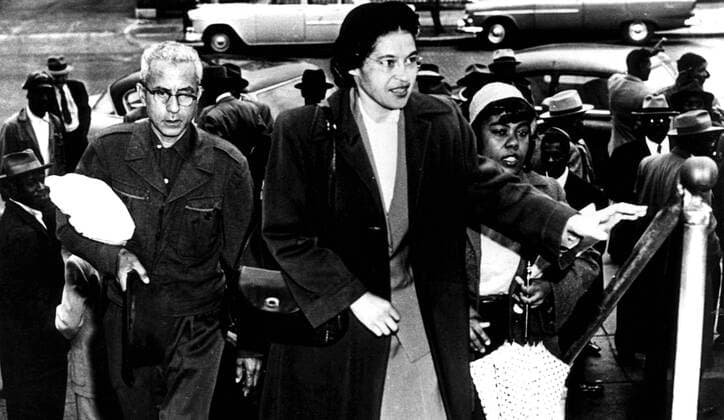 IMAGO History, U.S. BÃ¼rgerrechtsbewegung: 1954-1968 EV1893 - Mrs. Rosa Parks walking up the courthouse steps in Montgomery Alabama, 1956 Courtesy Everett Collection PUBLICATIONXNOTxINxCANxCHNxFRAxITAxJPNxNORxPOLxRUSxESPxUKxUSA Copyright: xCourtesyxEverettxCollectionx ZSDROPA EC001