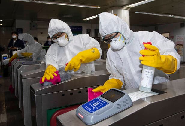 (200228) -- SEOUL, Feb. 28, 2020 (Xinhua) -- Staff members disinfect Gwanghwamun subway station in Seoul, South Korea, Feb. 28, 2020. South Korea confirmed 571 more cases of the COVID-19 on Friday, raising the total number of infections to 2,337. (Photo by Lee Sang-ho Xinhua) SOUTH KOREA-SEOUL-CORONAVIRUS 