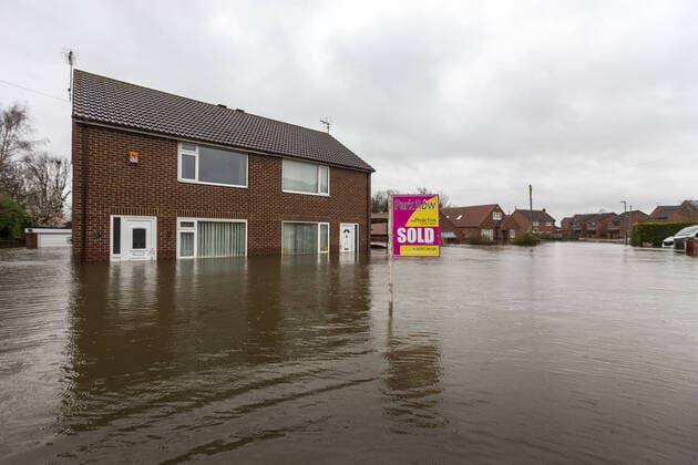 IMAGO Nature: Unsere Erde, Klimawandel, Überschwemmungen February 28, 2020, Snaith, Yorkshire, UK: Snaith UK. Flooded houses in Snaith where residents have been evacuated from flood water in Yorkshire as the UK prepares for storm Jorge. Snaith UK  - ZUMAl94_ 20200228_zaf_l94_022 Copyright: xAndrewxMccarenx
