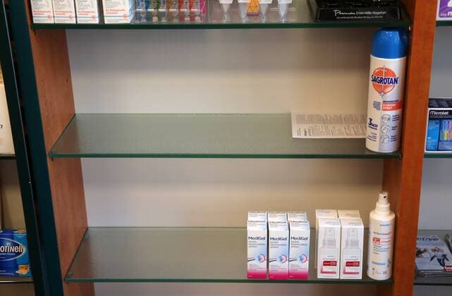 Corona 28.02.2020 , Erfurt, Apotheke, Desinfektionsmittel Händedesinfektion und Flächendesinfektion ist weitestgehend vergriffen und nicht nachbestellbar, die Kunden stehen vor leeren Regalen