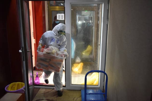(200228) -- BEIJING, Feb. 28, 2020 -- A medical worker carries lunch for people under quarantine at a medical observation area in Fengtai District of Beijing, capital of China, Feb. 21, 2020. ) Xinhua Headlines: Beijing beefs up control of coronavirus while cautiously restoring production ChenxZhonghao 