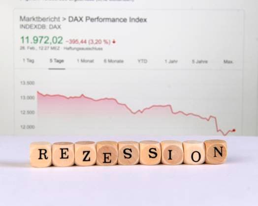 28.02.2020, Symbolbild, Die Angst vor dem Corona-Virus geht auch an den Börsen der Welt um. Der Deutsche Aktien-Index DAX hat seit Tagen Verluste zu verzeichnen, es geht nur Bergab. Kommt eine Rezession? 28.02.2020, Rezessions-Angst an den Börsen 28.02.2020, Rezessions-Angst an den Börsen *** 28 02 2020, symbolic image, Fear of the corona virus is also spreading on the worlds stock markets The German stock index DAX has been falling for days, its all downhill If a recession comes 28 02 2020, recession fear on the stock markets 28 02 2020, recession fear on the stock markets